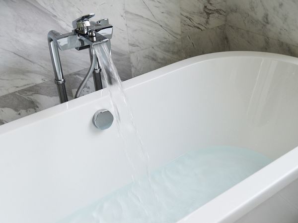 Baignoire avec robinetterie