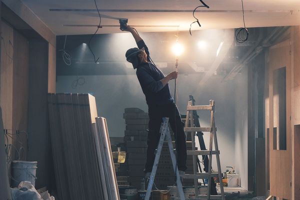 Plaquiste travaillant le plafond