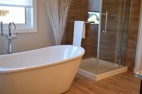 Salle de bain cosy avec douche et baignoire